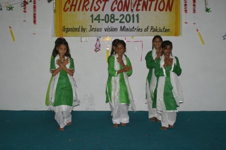 Kids playing tablo