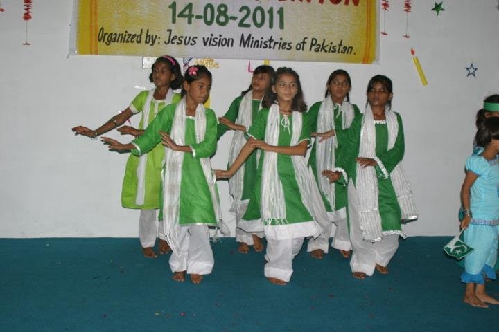 Kids playing tablo 